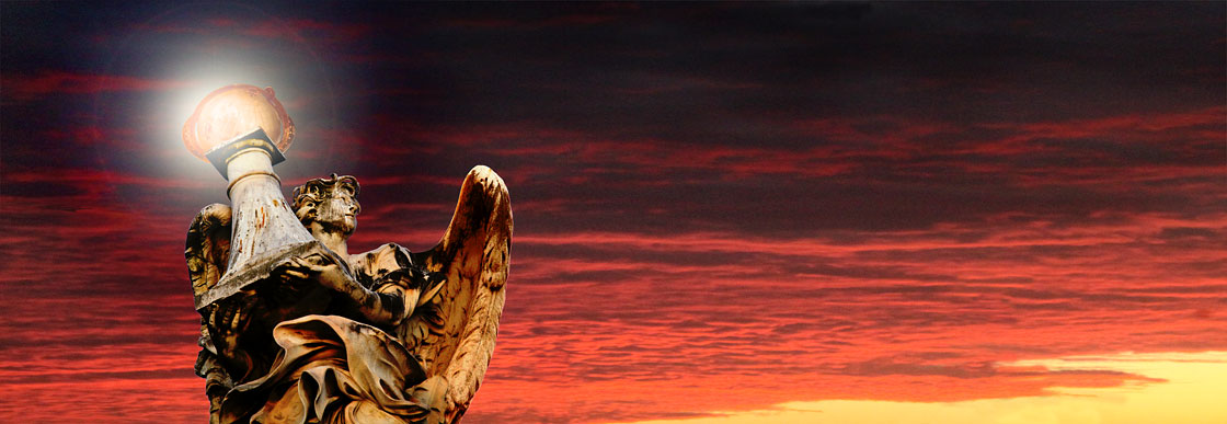 Sculpture d'un Ange tenant un globe terrestre illuminé sur ciel soleil couchant