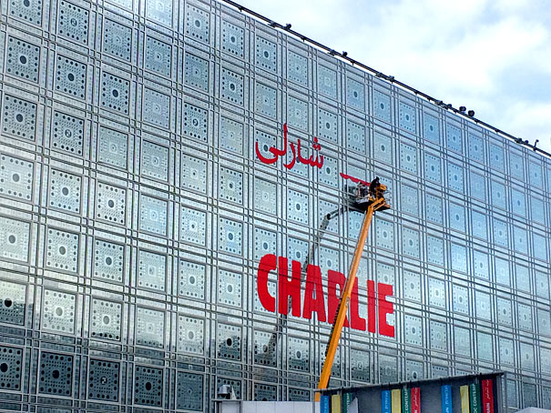 Je suis Charlie inscrit sur la façade de l'Institut du Monde Arabe à Paris