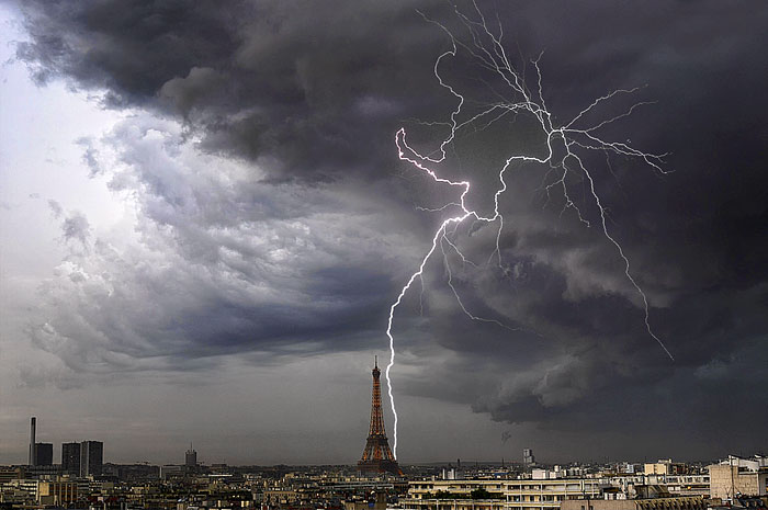 Éclairs sur la Tour Eiffel