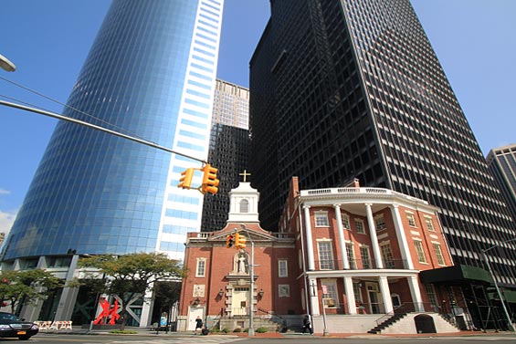 Église cernée par des buildings Battery Park New York