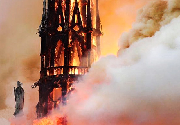 Flèche de Notre Dame en feu