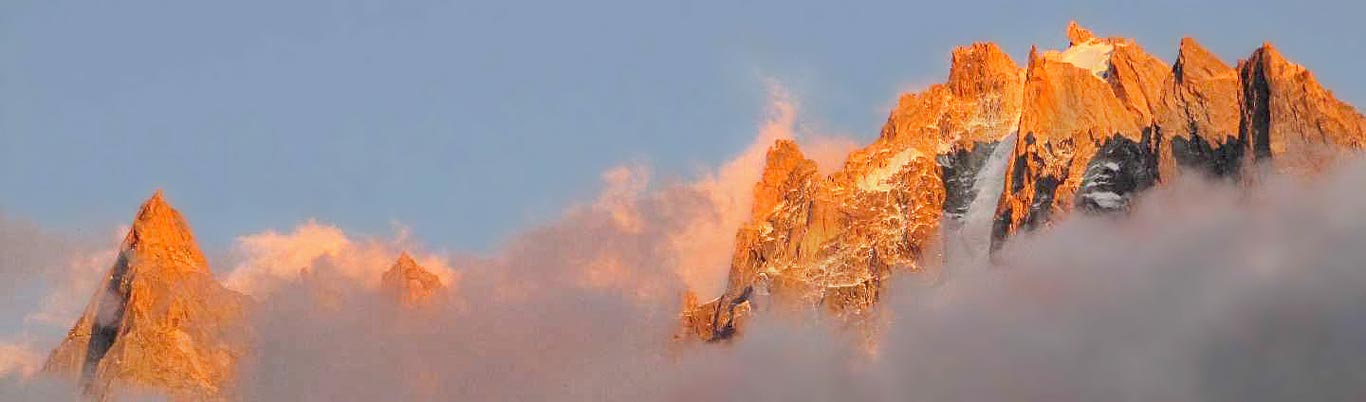 Lever de soleil sur Montagne sortant de la brume