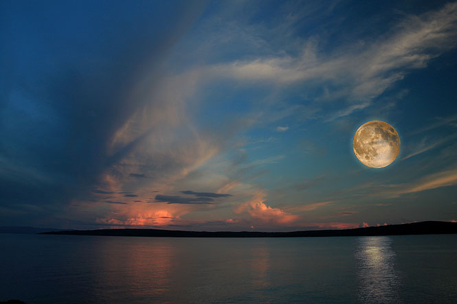 PPleine lune dorée sur la mer devant la mer au soleil couchant