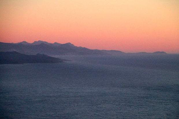 Paysage de montagnes Corse devant la mer au soleil couchant
