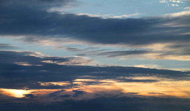 Soleil couchant dans les nuages