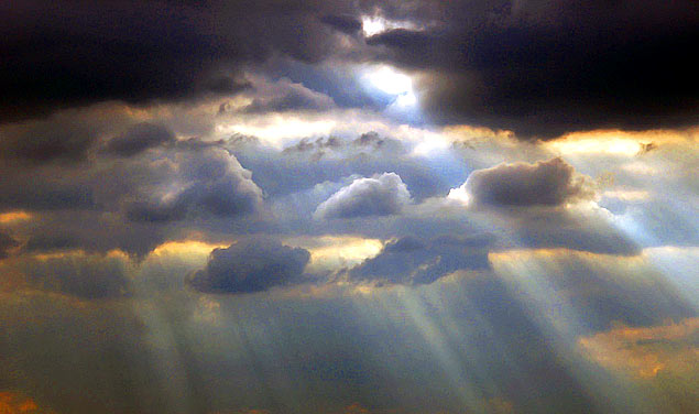 Trouées de soleil dans les nuages