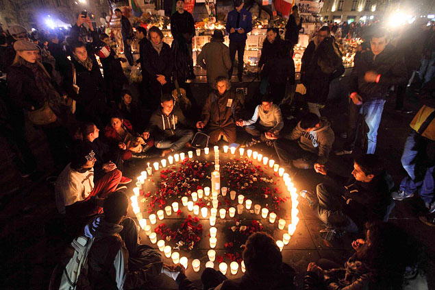 Rassemblement autour du signe de la Paix / Tour Eiffel en bougies