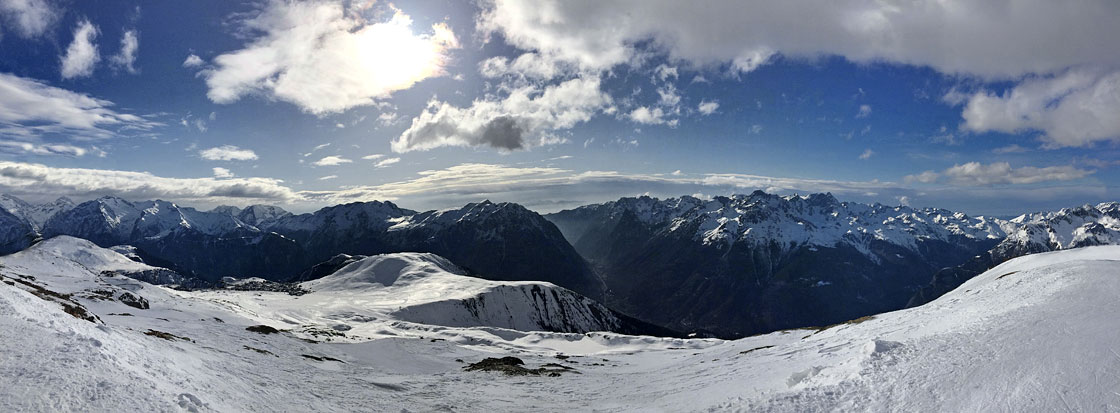 Panoramique montagnes enneigées