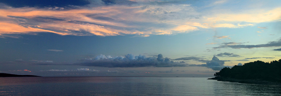 Panoramique nuages sur la mer