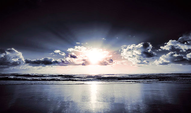 Rayons de soleil dans les nuages Noirs et blanc