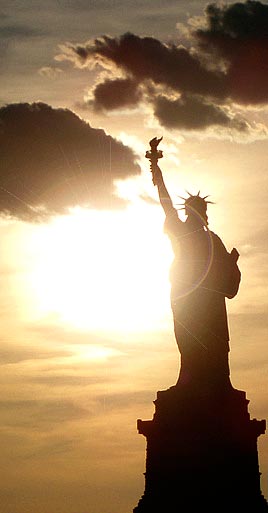 Statue de la Liberté au soleil couchant