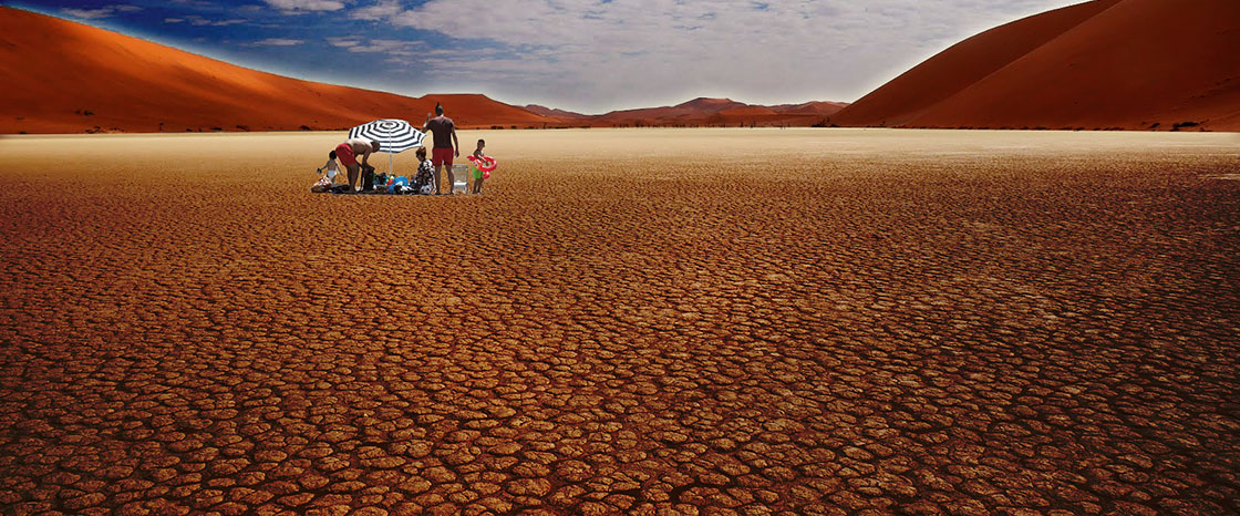 Vacances j'oublie tout : vacanciers au milieu d'un lac assèché